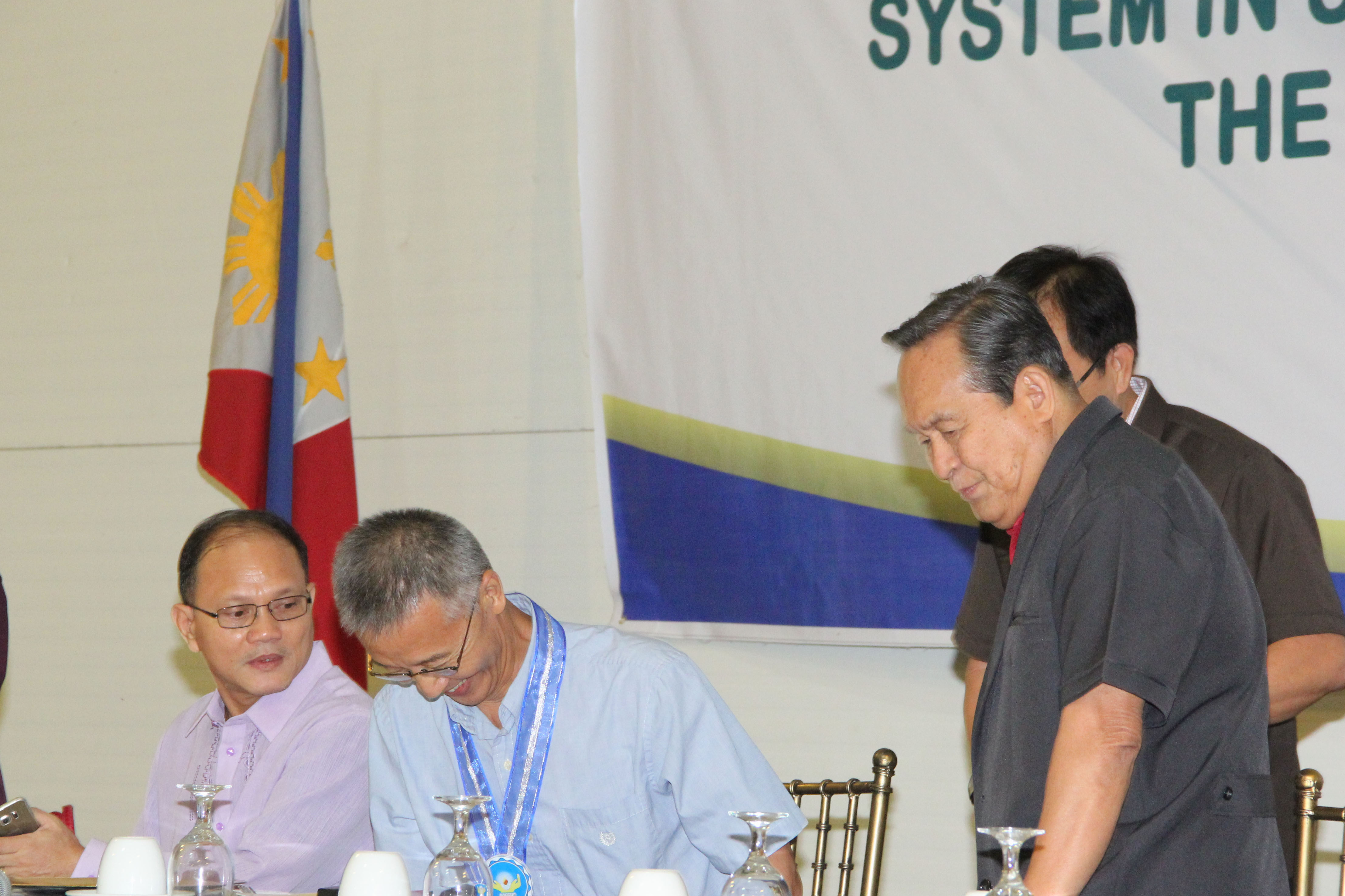 Dr. Raul F Muyong, Dr. Sun Jianrong and Dr. Manuel T. Corpuz echange pleasantries. Partly Hidden is dr. mario Suba. 