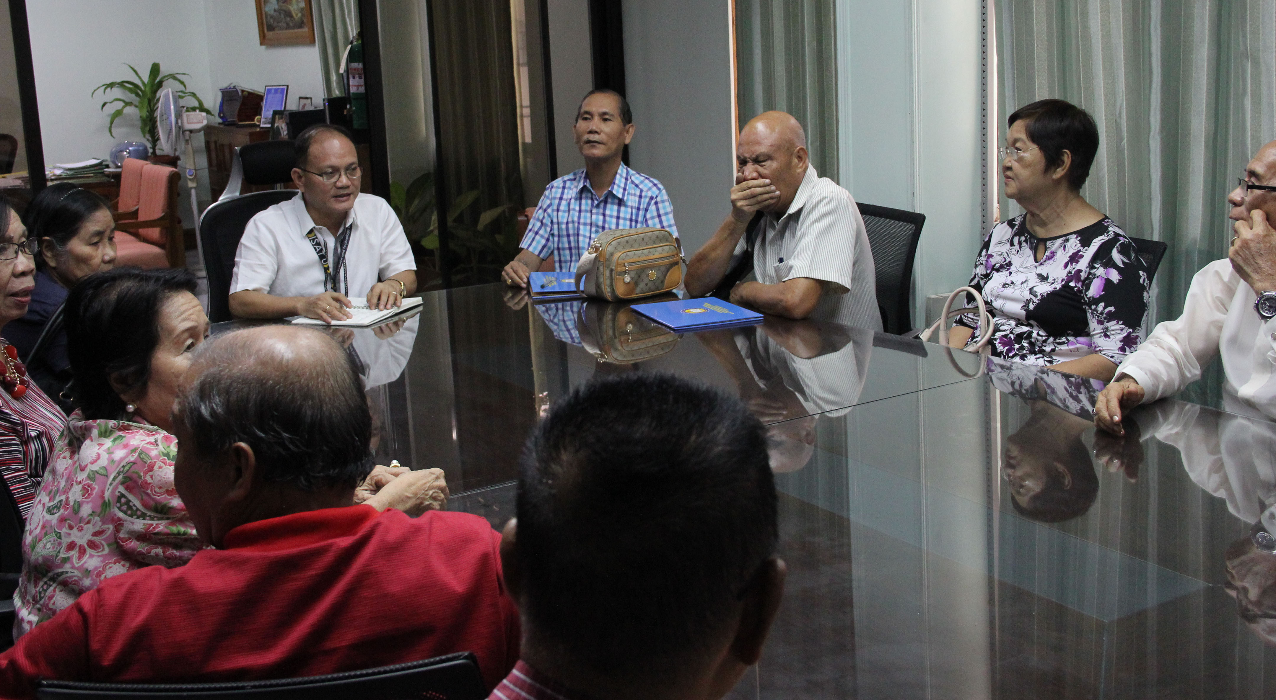 The retirees pay a visit at the Office of the University President