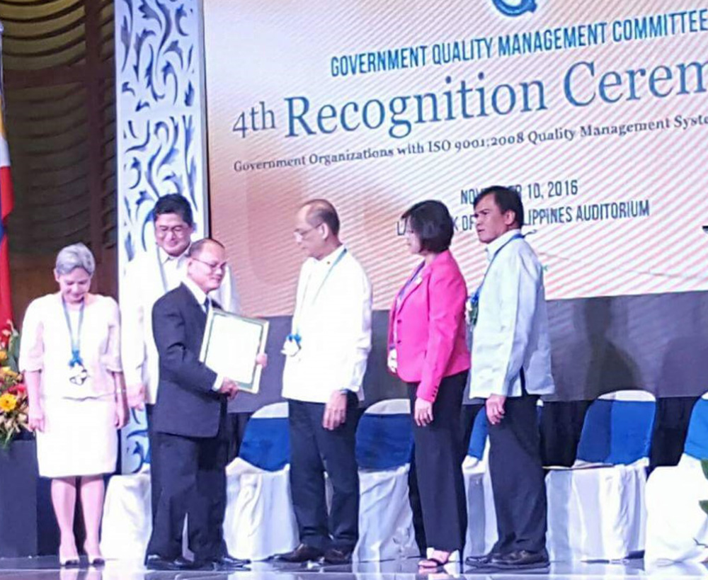 Dr. Raul F. Muyong receives the certificate of recognition from the GQMC. 