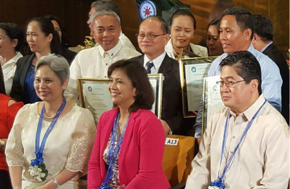 Dr. Muyong (third back row) with VP Leni Robledo. The Vice President robledo gave the Inspirational Message during the awarding ceremony.